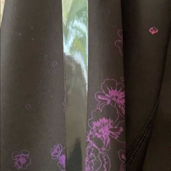 Ultracor Black Floral & Patent Side Stripe Leggings Size M - Picture 7 of 8